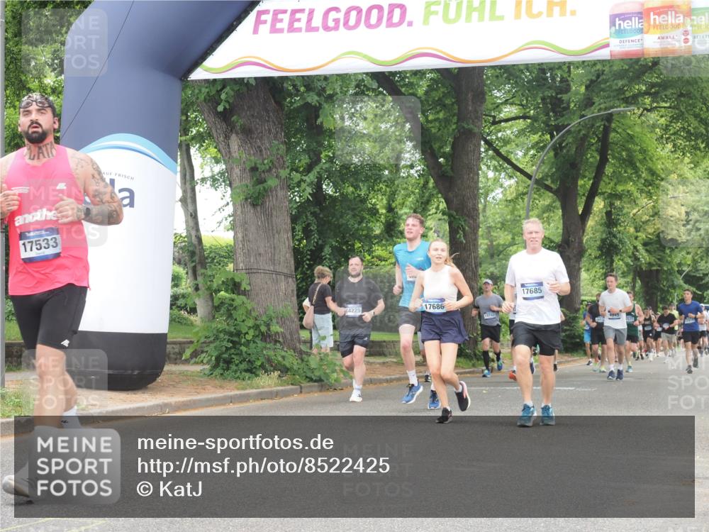 29.06.2025 - hella hamburg halbmarathon KatJ http://msf.ph/oto/8522425 29.06.2025 10:50:45 Zwischen KM18-KM19 4389, 5511, 6966 meine-sportfotos.de