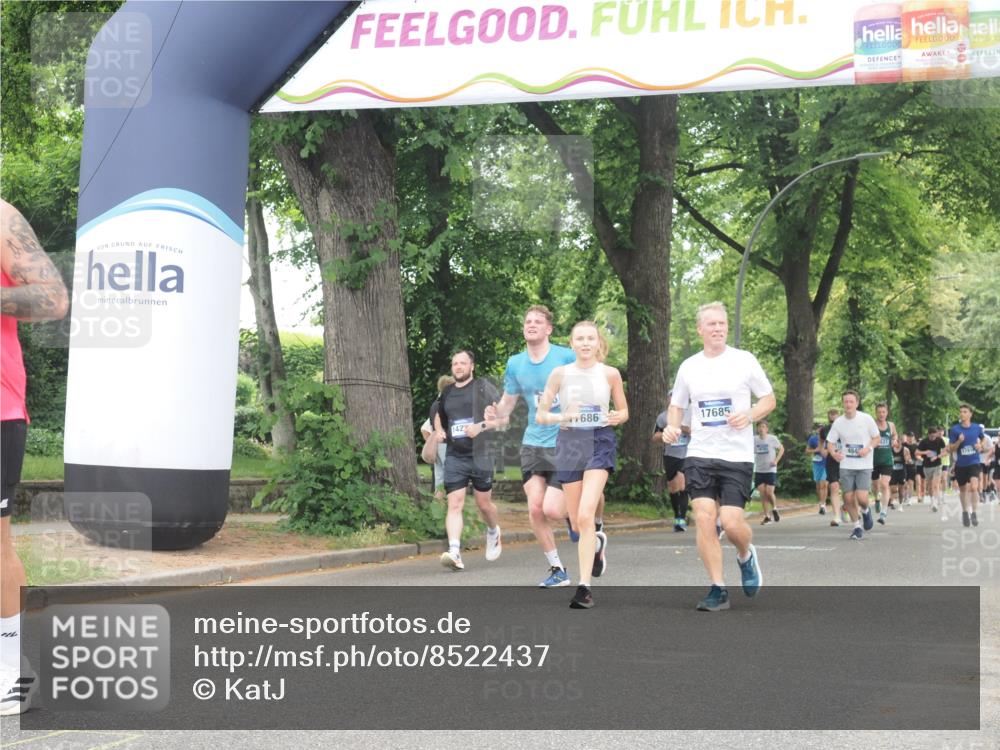 29.06.2025 - hella hamburg halbmarathon KatJ http://msf.ph/oto/8522437 29.06.2025 10:50:45 Zwischen KM18-KM19 4389, 5511, 6966 meine-sportfotos.de