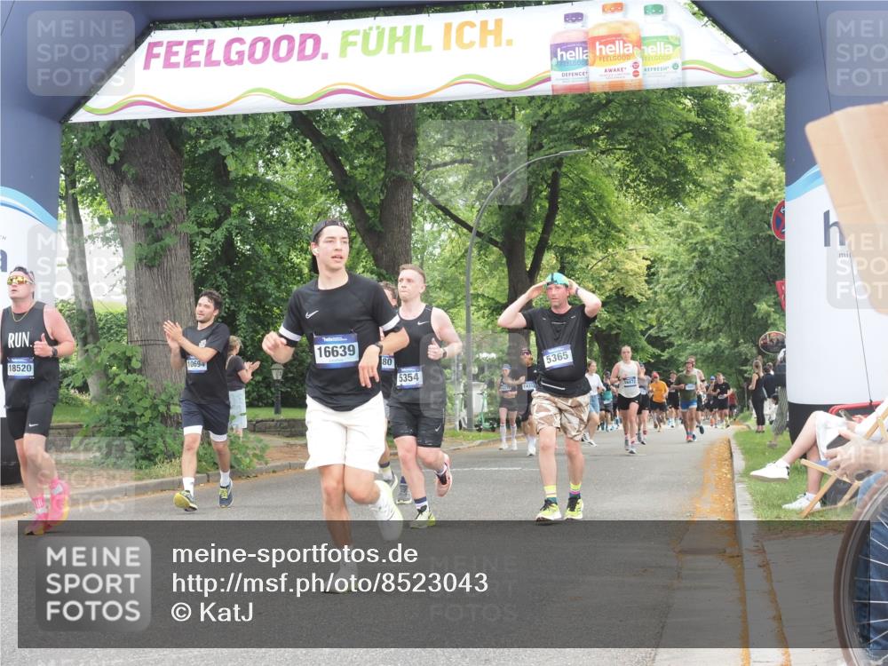 29.06.2025 - hella hamburg halbmarathon KatJ http://msf.ph/oto/8523043 29.06.2025 10:51:10 Zwischen KM18-KM19 2698, 3572, 5354, 5365, 8578 meine-sportfotos.de