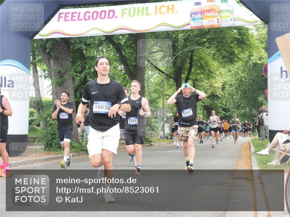 29.06.2025 - hella hamburg halbmarathon KatJ http://msf.ph/oto/8523061 29.06.2025 10:51:10 Zwischen KM18-KM19 2698, 3572, 5354, 5365, 8578 meine-sportfotos.de