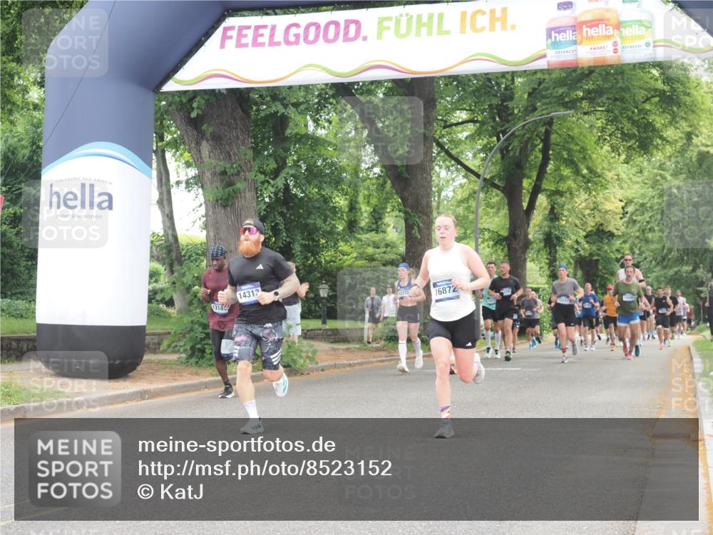 29.06.2025 - hella hamburg halbmarathon KatJ http://msf.ph/oto/8523152 29.06.2025 10:51:14 Zwischen KM18-KM19 5354, 5365, 8578 meine-sportfotos.de