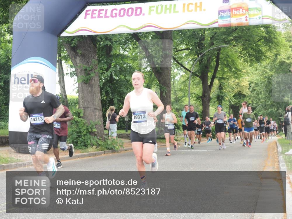 29.06.2025 - hella hamburg halbmarathon KatJ http://msf.ph/oto/8523187 29.06.2025 10:51:15 Zwischen KM18-KM19 5354, 5365, 8578 meine-sportfotos.de