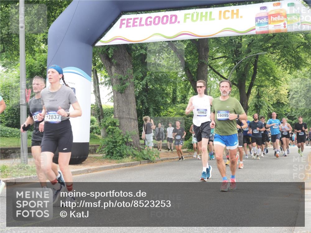29.06.2025 - hella hamburg halbmarathon KatJ http://msf.ph/oto/8523253 29.06.2025 10:51:20 Zwischen KM18-KM19  meine-sportfotos.de