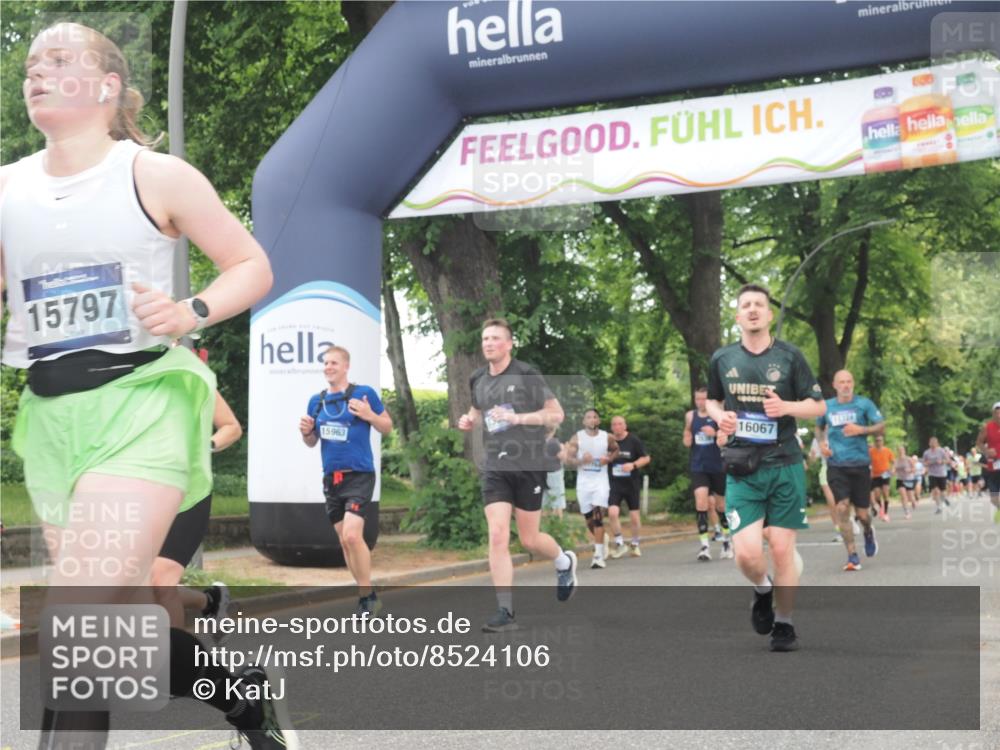 29.06.2025 - hella hamburg halbmarathon KatJ http://msf.ph/oto/8524106 29.06.2025 10:51:46 Zwischen KM18-KM19 1842, 6174, 6714 meine-sportfotos.de