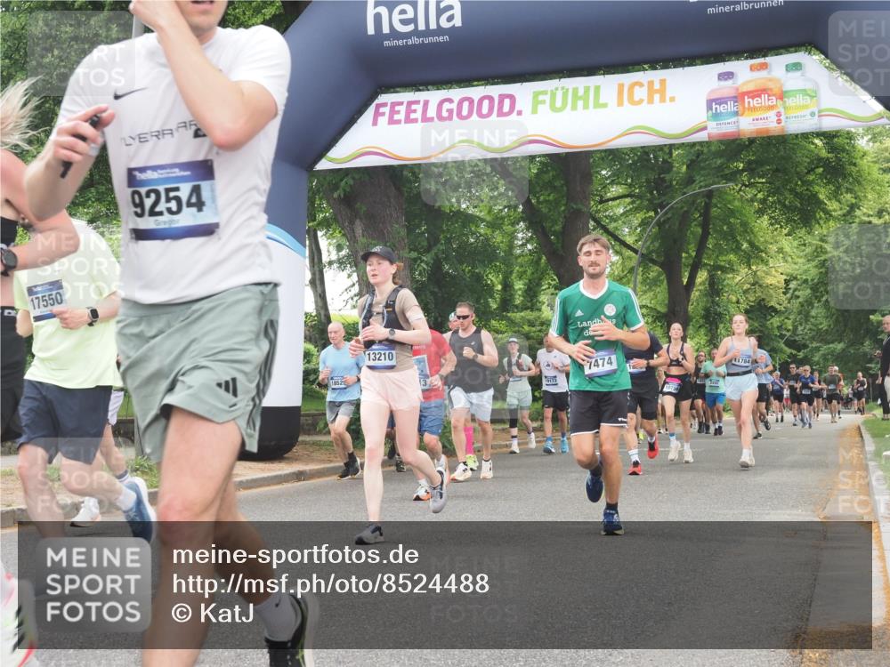 29.06.2025 - hella hamburg halbmarathon KatJ http://msf.ph/oto/8524488 29.06.2025 10:52:04 Zwischen KM18-KM19 1885, 4613, 7271, 7474 meine-sportfotos.de
