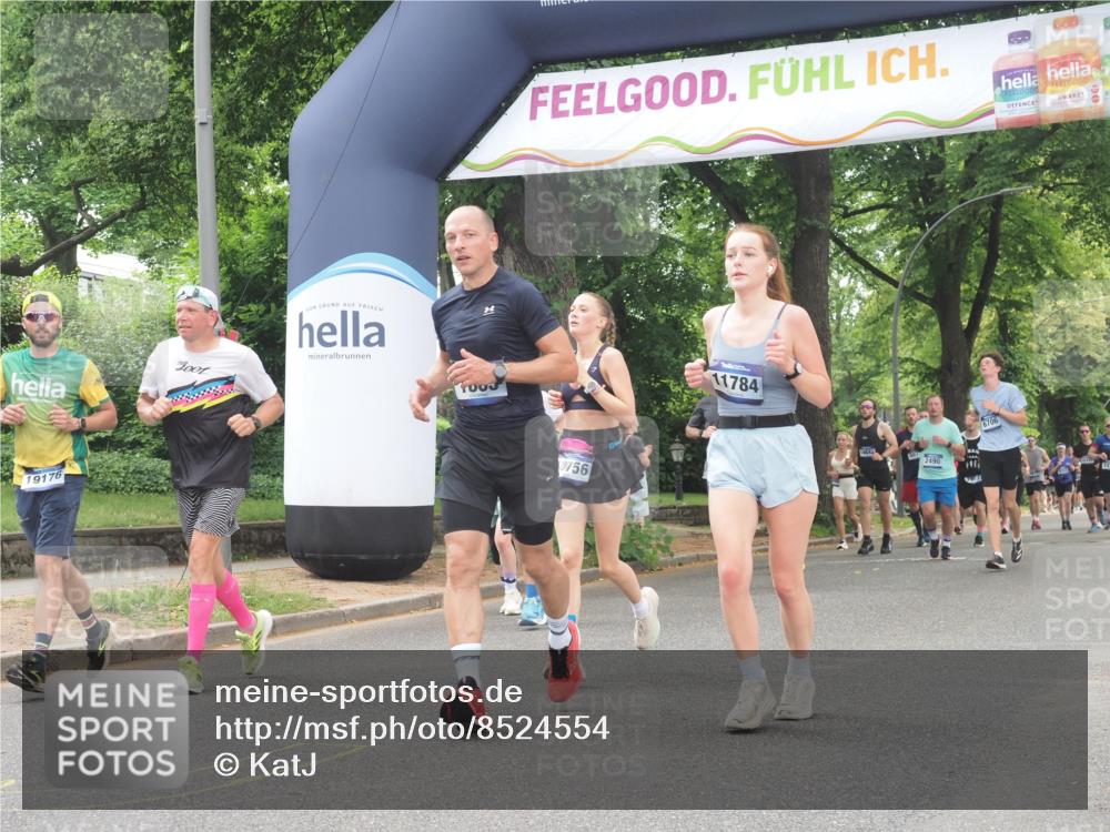 29.06.2025 - hella hamburg halbmarathon KatJ http://msf.ph/oto/8524554 29.06.2025 10:52:07 Zwischen KM18-KM19 1885, 4613, 7271, 7474 meine-sportfotos.de