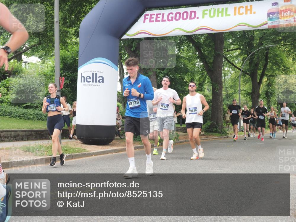 29.06.2025 - hella hamburg halbmarathon KatJ http://msf.ph/oto/8525135 29.06.2025 10:52:36 Zwischen KM18-KM19 6590, 7826, 8405 meine-sportfotos.de