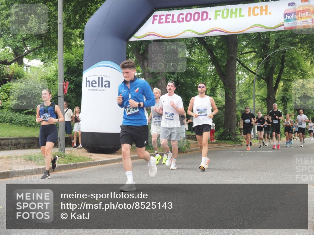 29.06.2025 - hella hamburg halbmarathon KatJ http://msf.ph/oto/8525143 29.06.2025 10:52:36 Zwischen KM18-KM19 6590, 7826, 8405 meine-sportfotos.de