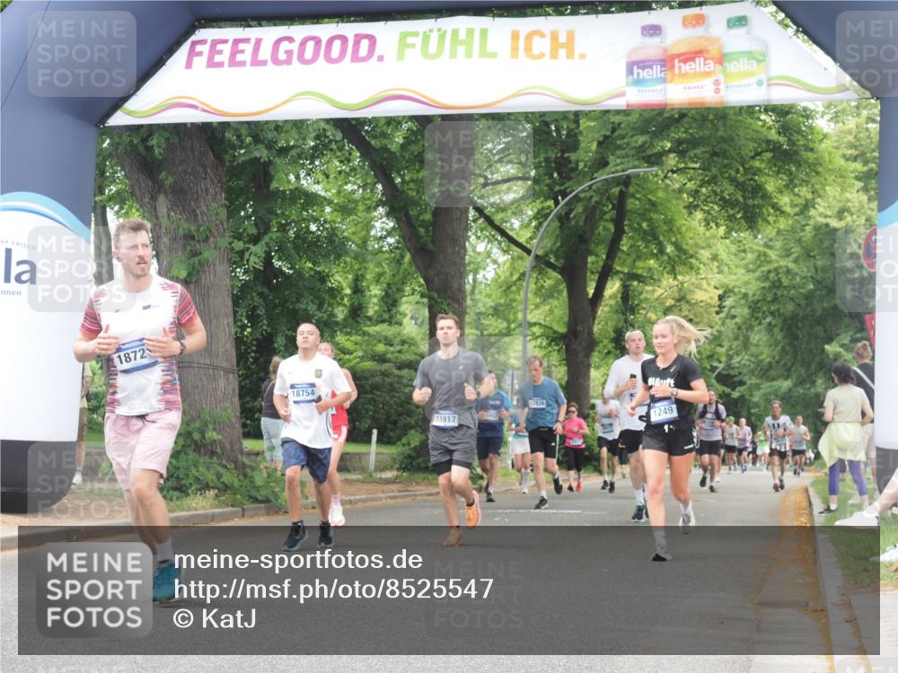 29.06.2025 - hella hamburg halbmarathon KatJ http://msf.ph/oto/8525547 29.06.2025 10:52:56 Zwischen KM18-KM19 1355, 3994, 6489 meine-sportfotos.de