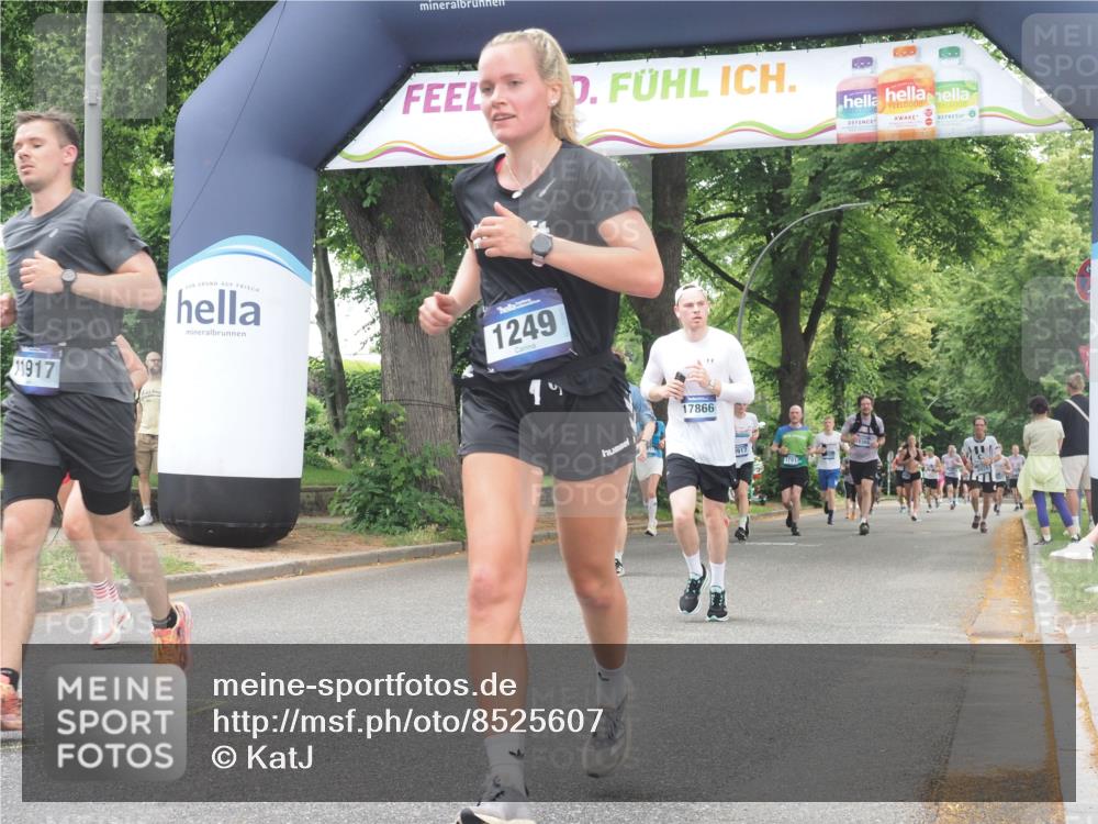 29.06.2025 - hella hamburg halbmarathon KatJ http://msf.ph/oto/8525607 29.06.2025 10:52:59 Zwischen KM18-KM19 1249, 1355, 6489 meine-sportfotos.de