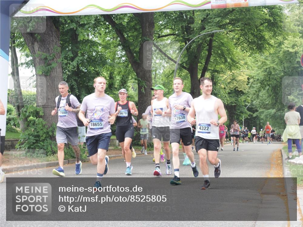 29.06.2025 - hella hamburg halbmarathon KatJ http://msf.ph/oto/8525805 29.06.2025 10:53:11 Zwischen KM18-KM19 4227, 4322, 4499 meine-sportfotos.de