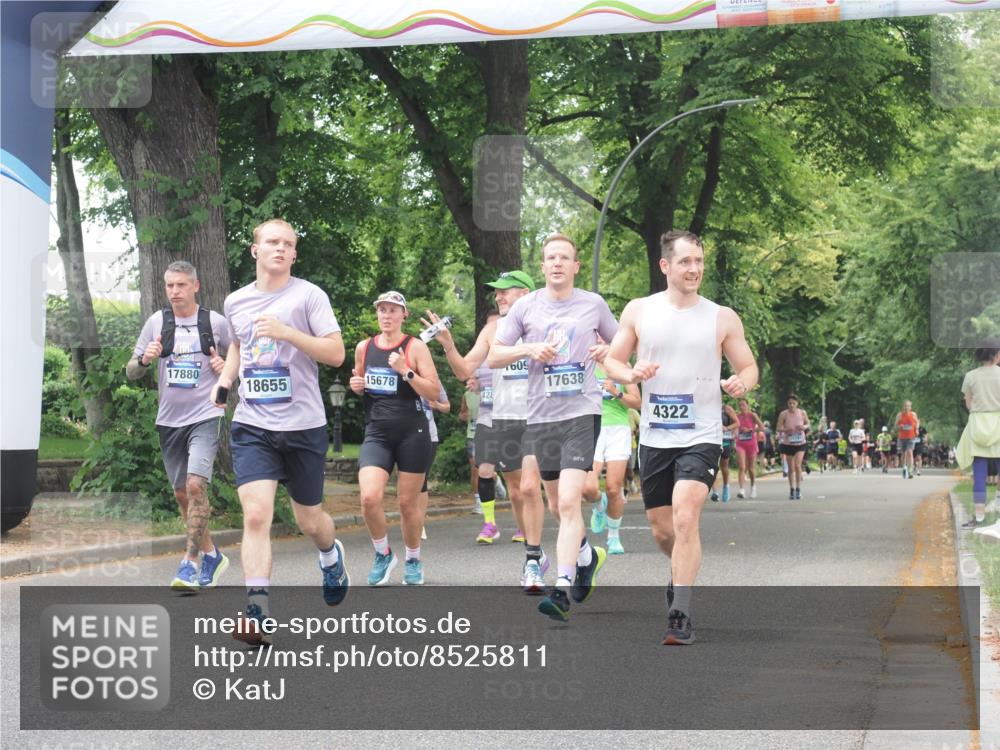29.06.2025 - hella hamburg halbmarathon KatJ http://msf.ph/oto/8525811 29.06.2025 10:53:11 Zwischen KM18-KM19 4227, 4322, 4499 meine-sportfotos.de