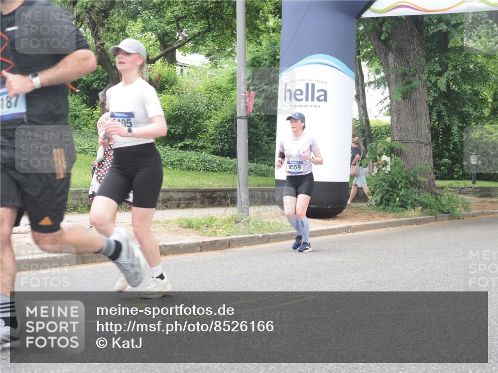 29.06.2025 - hella hamburg halbmarathon KatJ http://msf.ph/oto/8526166 29.06.2025 10:53:32 Zwischen KM18-KM19 3071, 4187 meine-sportfotos.de