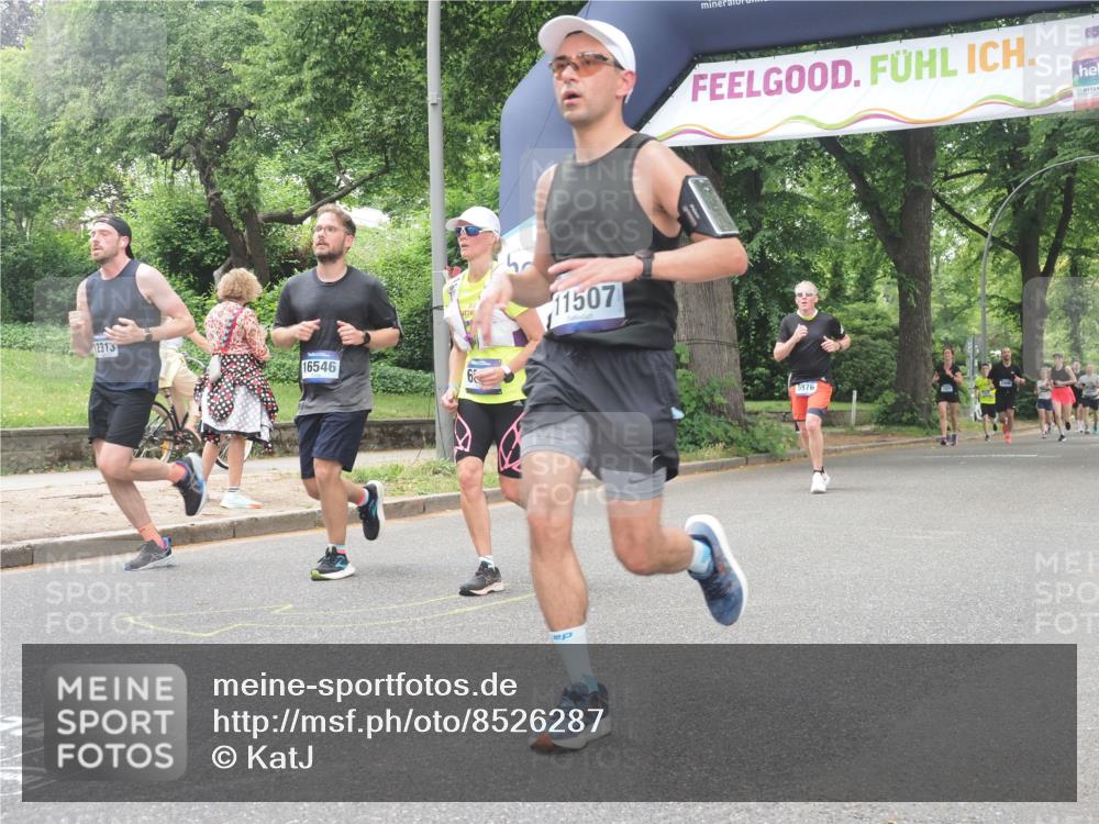 29.06.2025 - hella hamburg halbmarathon KatJ http://msf.ph/oto/8526287 29.06.2025 10:53:38 Zwischen KM18-KM19 5976, 6059 meine-sportfotos.de