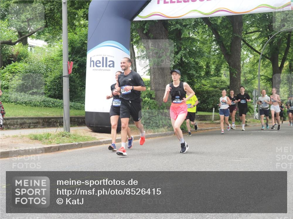 29.06.2025 - hella hamburg halbmarathon KatJ http://msf.ph/oto/8526415 29.06.2025 10:53:44 Zwischen KM18-KM19 1329, 2868, 5976 meine-sportfotos.de