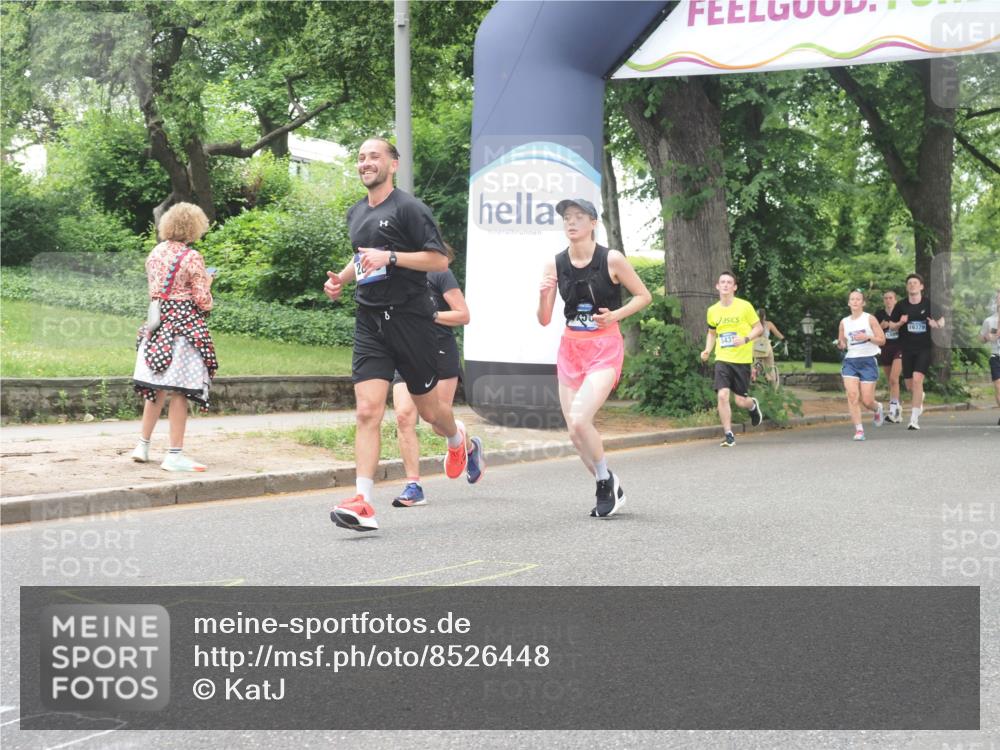 29.06.2025 - hella hamburg halbmarathon KatJ http://msf.ph/oto/8526448 29.06.2025 10:53:45 Zwischen KM18-KM19 1329, 2868, 5976 meine-sportfotos.de