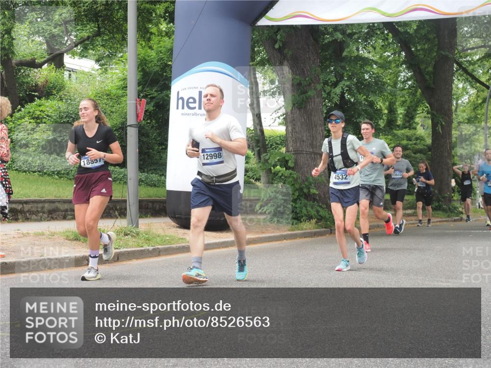 29.06.2025 - hella hamburg halbmarathon KatJ http://msf.ph/oto/8526563 29.06.2025 10:53:50 Zwischen KM18-KM19 2868, 3630, 4532, 5431 meine-sportfotos.de