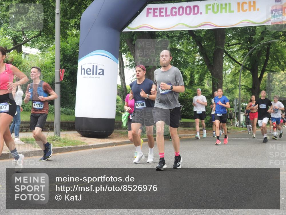 29.06.2025 - hella hamburg halbmarathon KatJ http://msf.ph/oto/8526976 29.06.2025 10:54:11 Zwischen KM18-KM19 2628, 5605, 8398 meine-sportfotos.de