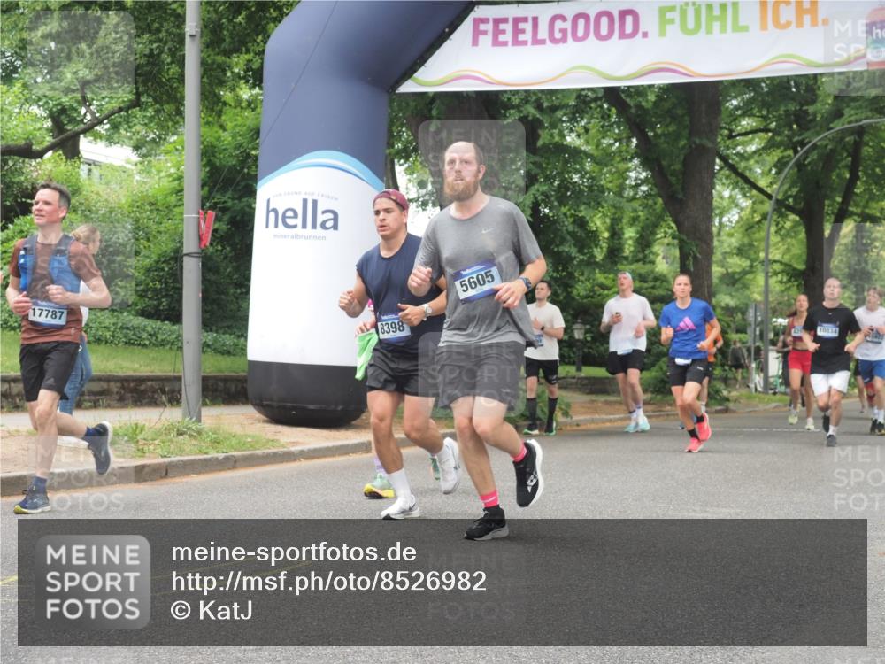 29.06.2025 - hella hamburg halbmarathon KatJ http://msf.ph/oto/8526982 29.06.2025 10:54:11 Zwischen KM18-KM19 2628, 5605, 8398 meine-sportfotos.de