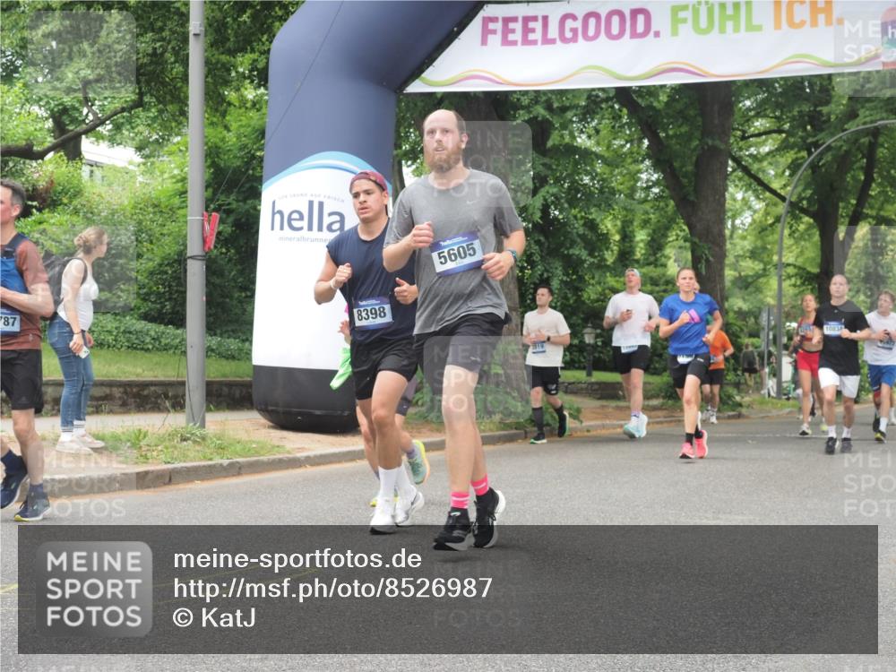 29.06.2025 - hella hamburg halbmarathon KatJ http://msf.ph/oto/8526987 29.06.2025 10:54:11 Zwischen KM18-KM19 2628, 5605, 8398 meine-sportfotos.de