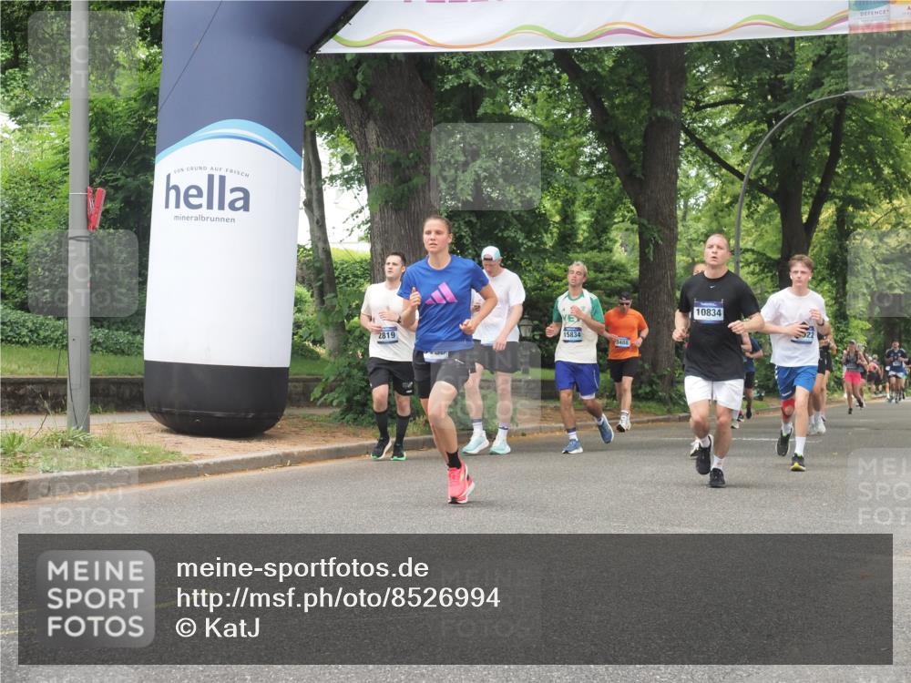 29.06.2025 - hella hamburg halbmarathon KatJ http://msf.ph/oto/8526994 29.06.2025 10:54:12 Zwischen KM18-KM19 2628, 5605, 8398 meine-sportfotos.de