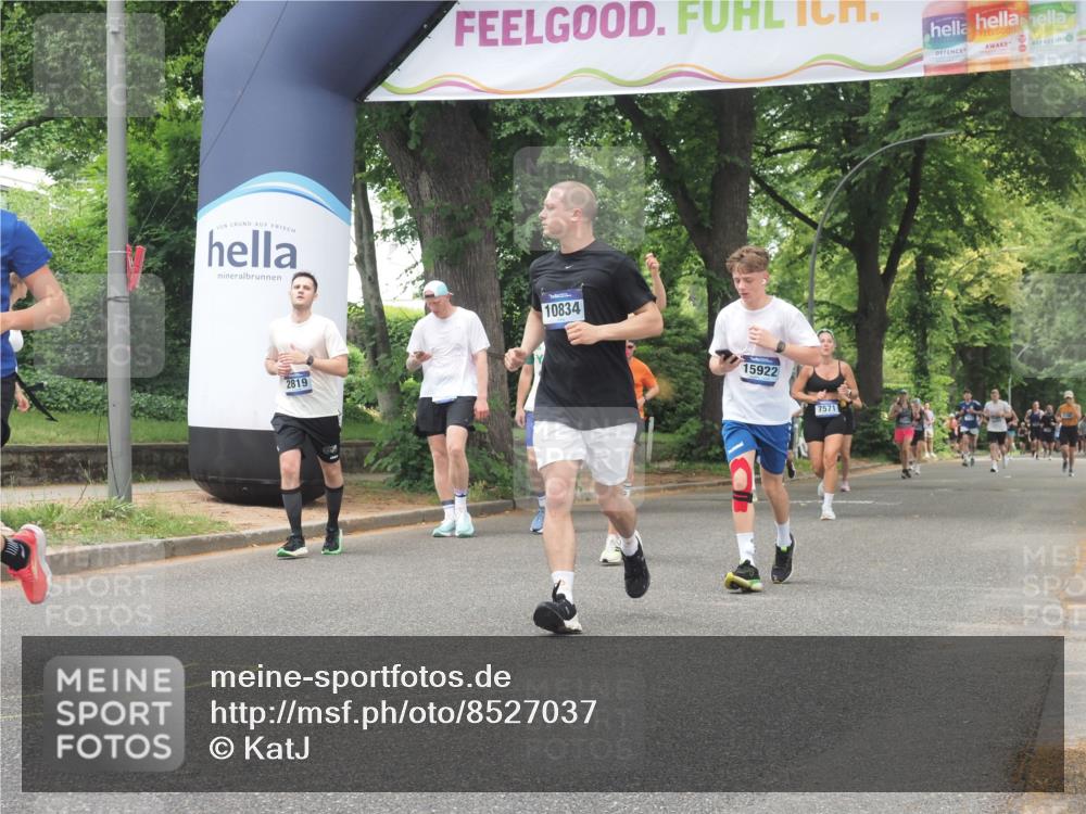 29.06.2025 - hella hamburg halbmarathon KatJ http://msf.ph/oto/8527037 29.06.2025 10:54:14 Zwischen KM18-KM19 2628, 4293, 5605, 8398 meine-sportfotos.de