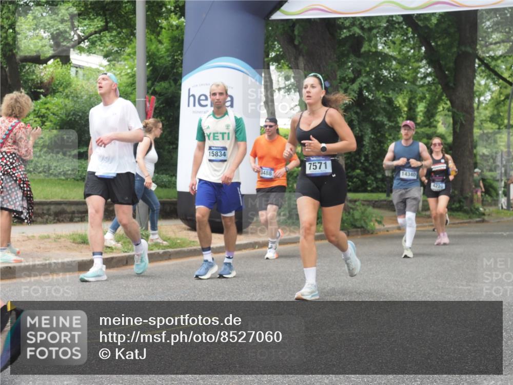 29.06.2025 - hella hamburg halbmarathon KatJ http://msf.ph/oto/8527060 29.06.2025 10:54:17 Zwischen KM18-KM19 2819, 4220, 4293, 7571, 8398 meine-sportfotos.de