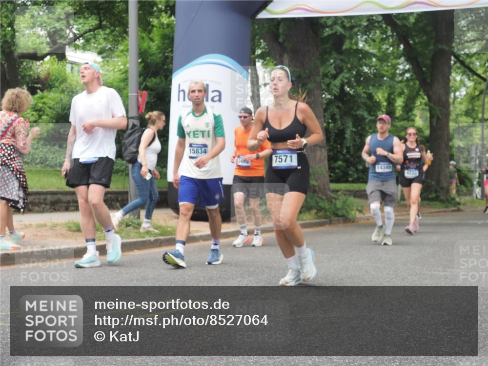 29.06.2025 - hella hamburg halbmarathon KatJ http://msf.ph/oto/8527064 29.06.2025 10:54:17 Zwischen KM18-KM19 2819, 4220, 4293, 7571, 8398 meine-sportfotos.de