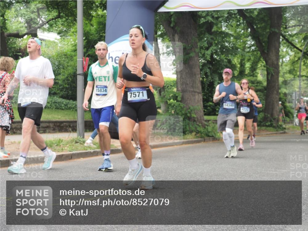 29.06.2025 - hella hamburg halbmarathon KatJ http://msf.ph/oto/8527079 29.06.2025 10:54:18 Zwischen KM18-KM19 2819, 3488, 4220, 4293, 7571, 8398 meine-sportfotos.de