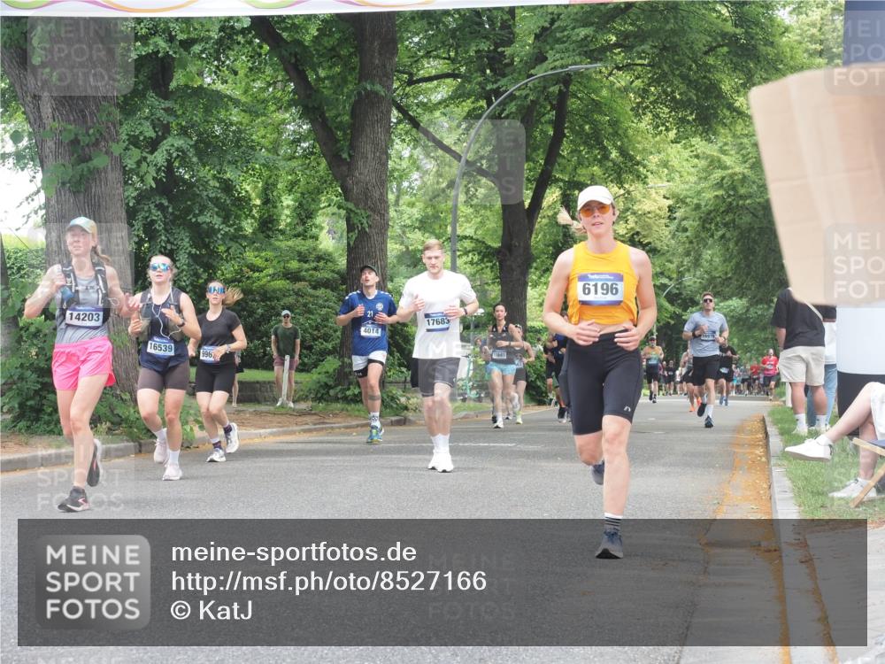29.06.2025 - hella hamburg halbmarathon KatJ http://msf.ph/oto/8527166 29.06.2025 10:54:24 Zwischen KM18-KM19 3488, 4220, 6196 meine-sportfotos.de