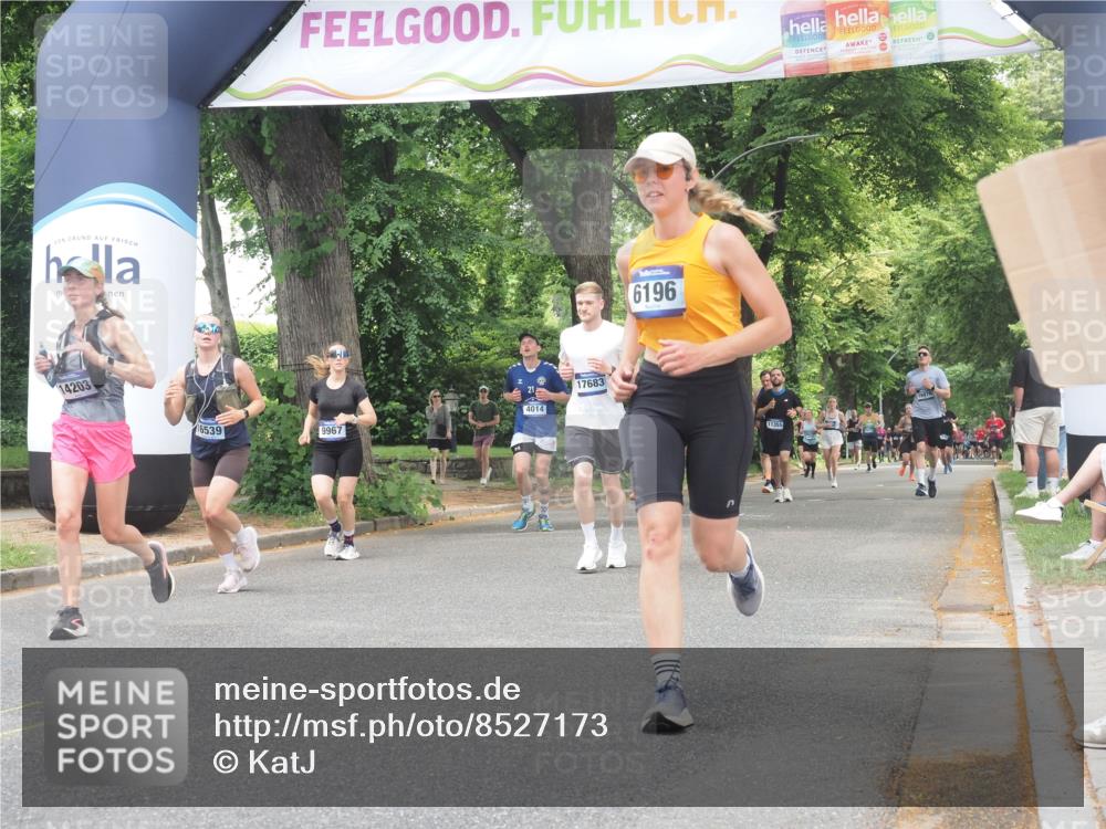 29.06.2025 - hella hamburg halbmarathon KatJ http://msf.ph/oto/8527173 29.06.2025 10:54:25 Zwischen KM18-KM19 3488, 4220, 6196 meine-sportfotos.de