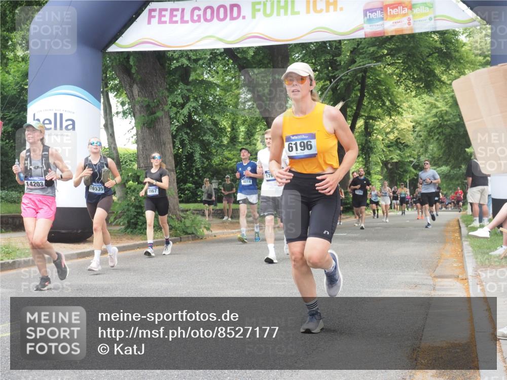 29.06.2025 - hella hamburg halbmarathon KatJ http://msf.ph/oto/8527177 29.06.2025 10:54:25 Zwischen KM18-KM19 3488, 4220, 6196 meine-sportfotos.de