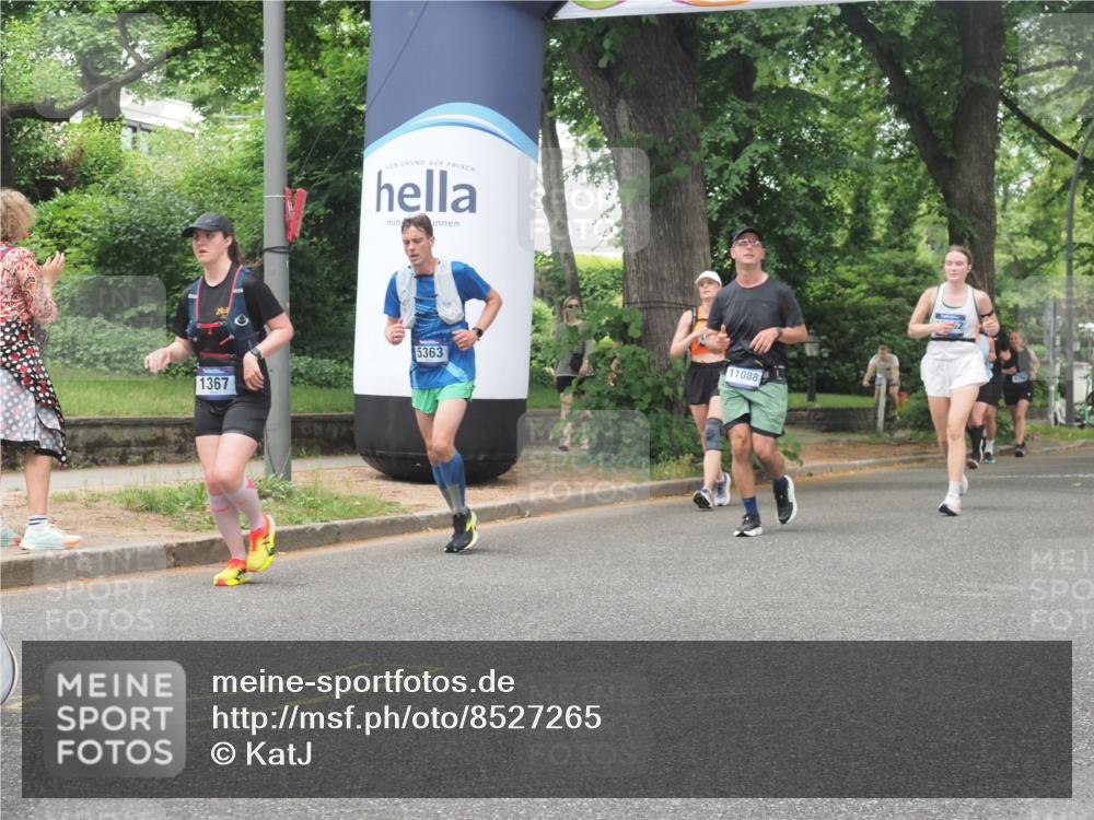 29.06.2025 - hella hamburg halbmarathon KatJ http://msf.ph/oto/8527265 29.06.2025 10:54:33 Zwischen KM18-KM19 1367, 2963, 2964, 4014, 5363 meine-sportfotos.de