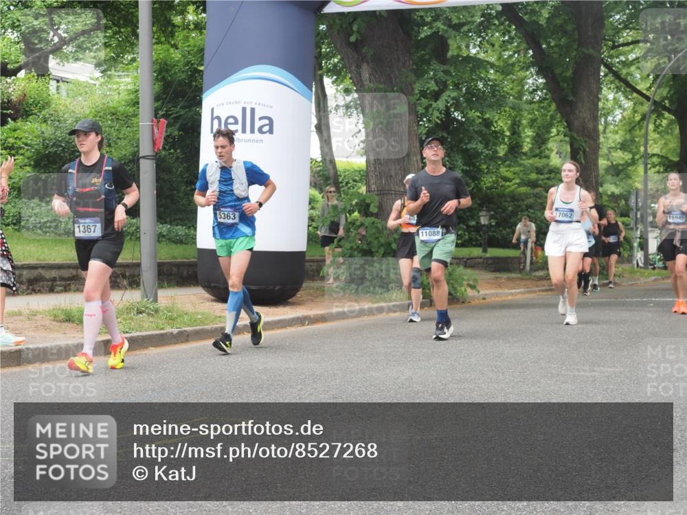 29.06.2025 - hella hamburg halbmarathon KatJ http://msf.ph/oto/8527268 29.06.2025 10:54:33 Zwischen KM18-KM19 1367, 2963, 2964, 4014, 5363 meine-sportfotos.de