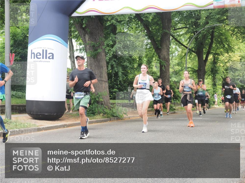 29.06.2025 - hella hamburg halbmarathon KatJ http://msf.ph/oto/8527277 29.06.2025 10:54:34 Zwischen KM18-KM19 1367, 2963, 2964, 4014, 5363 meine-sportfotos.de