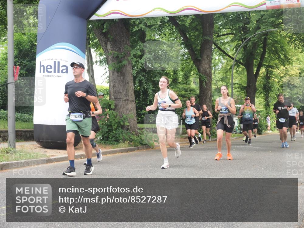 29.06.2025 - hella hamburg halbmarathon KatJ http://msf.ph/oto/8527287 29.06.2025 10:54:34 Zwischen KM18-KM19 1367, 2963, 2964, 4014, 5363 meine-sportfotos.de