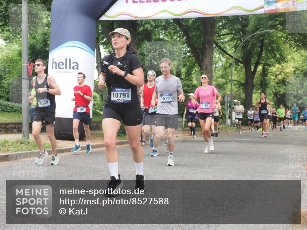 29.06.2025 - hella hamburg halbmarathon KatJ http://msf.ph/oto/8527588 29.06.2025 10:54:53 Zwischen KM18-KM19 4494, 6089, 6181, 8279 meine-sportfotos.de