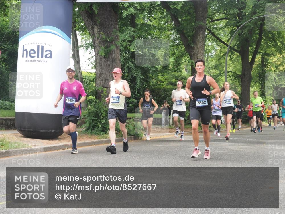 29.06.2025 - hella hamburg halbmarathon KatJ http://msf.ph/oto/8527667 29.06.2025 10:54:57 Zwischen KM18-KM19 2852, 4494, 6089, 6181 meine-sportfotos.de