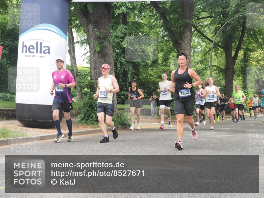 29.06.2025 - hella hamburg halbmarathon KatJ http://msf.ph/oto/8527671 29.06.2025 10:54:57 Zwischen KM18-KM19 2852, 4494, 6089, 6181 meine-sportfotos.de