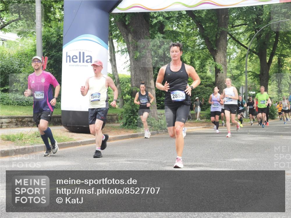 29.06.2025 - hella hamburg halbmarathon KatJ http://msf.ph/oto/8527707 29.06.2025 10:54:58 Zwischen KM18-KM19 2594, 2852, 4494, 6014, 6089, 6181 meine-sportfotos.de