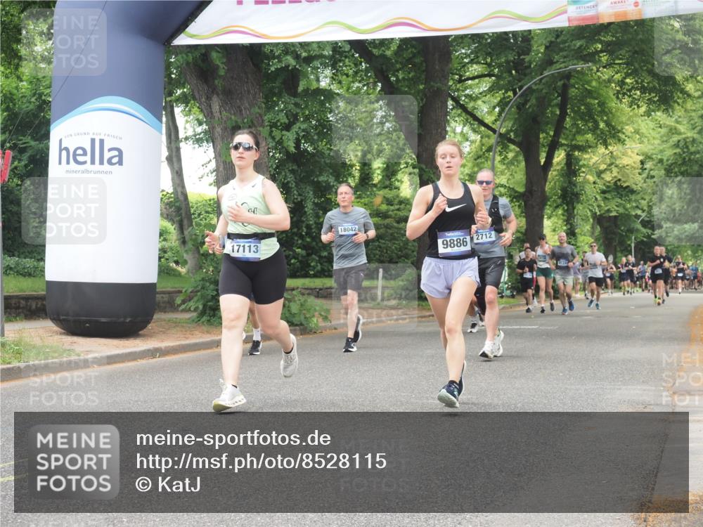 29.06.2025 - hella hamburg halbmarathon KatJ http://msf.ph/oto/8528115 29.06.2025 10:55:22 Zwischen KM18-KM19 2712, 4032, 6822 meine-sportfotos.de