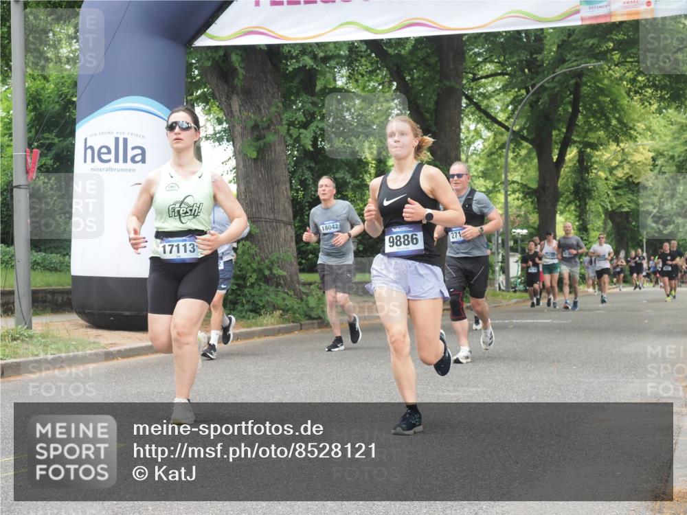 29.06.2025 - hella hamburg halbmarathon KatJ http://msf.ph/oto/8528121 29.06.2025 10:55:22 Zwischen KM18-KM19 2712, 4032, 6822 meine-sportfotos.de