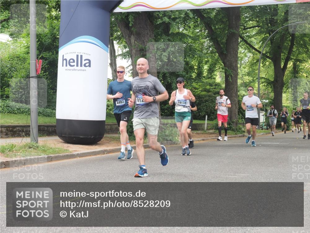 29.06.2025 - hella hamburg halbmarathon KatJ http://msf.ph/oto/8528209 29.06.2025 10:55:28 Zwischen KM18-KM19 2712, 6822, 8147 meine-sportfotos.de