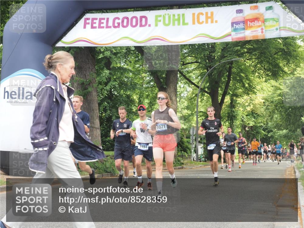 29.06.2025 - hella hamburg halbmarathon KatJ http://msf.ph/oto/8528359 29.06.2025 10:55:37 Zwischen KM18-KM19 1071, 3154, 4492, 8263, 8632 meine-sportfotos.de