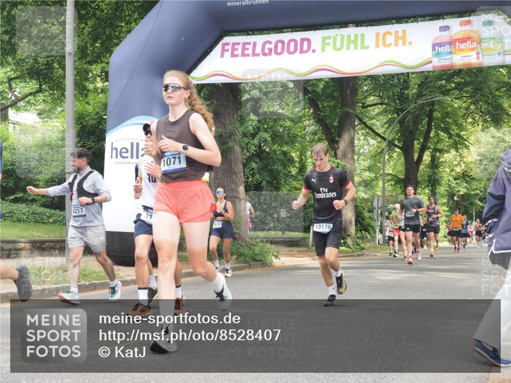 29.06.2025 - hella hamburg halbmarathon KatJ http://msf.ph/oto/8528407 29.06.2025 10:55:39 Zwischen KM18-KM19 1071, 2281, 3154, 6217, 8263, 8632 meine-sportfotos.de