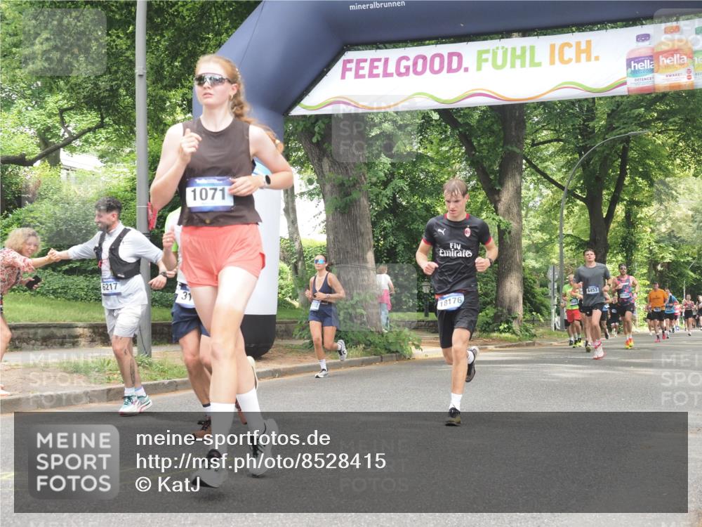 29.06.2025 - hella hamburg halbmarathon KatJ http://msf.ph/oto/8528415 29.06.2025 10:55:39 Zwischen KM18-KM19 1071, 2281, 3154, 6217, 8263, 8632 meine-sportfotos.de