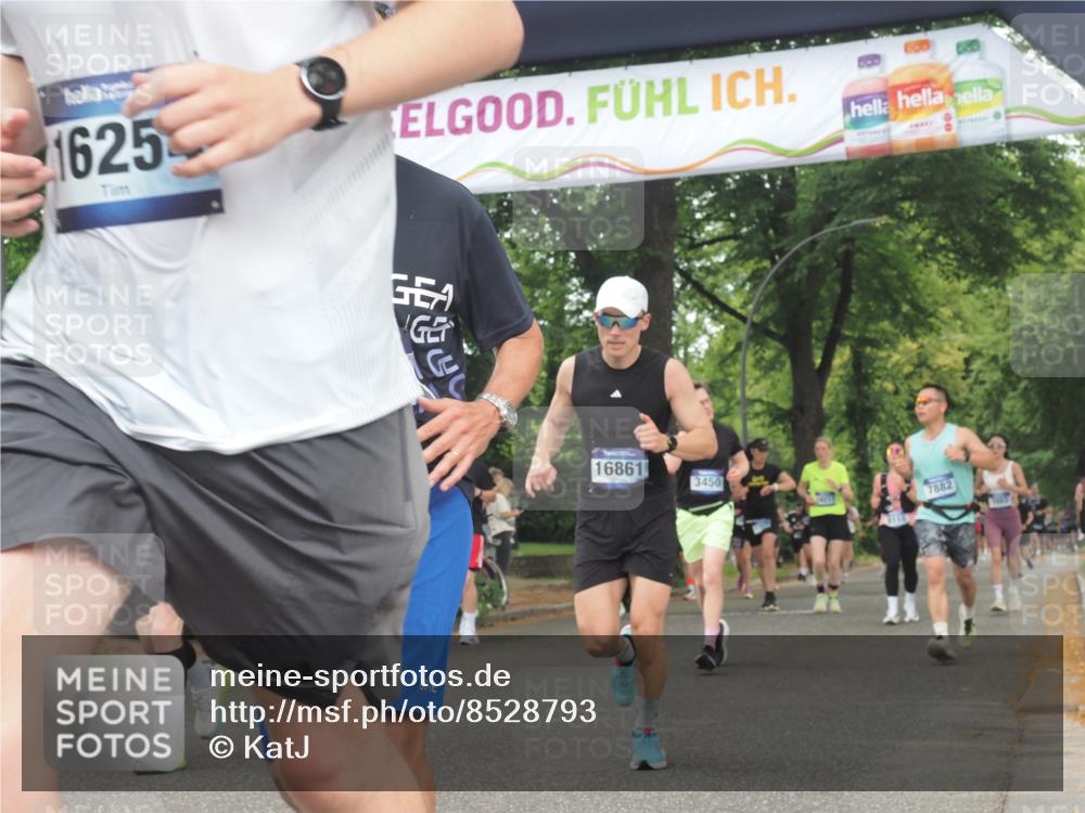 29.06.2025 - hella hamburg halbmarathon KatJ http://msf.ph/oto/8528793 29.06.2025 11:04:50 Zwischen KM18-KM19 1521, 3450, 7882 meine-sportfotos.de