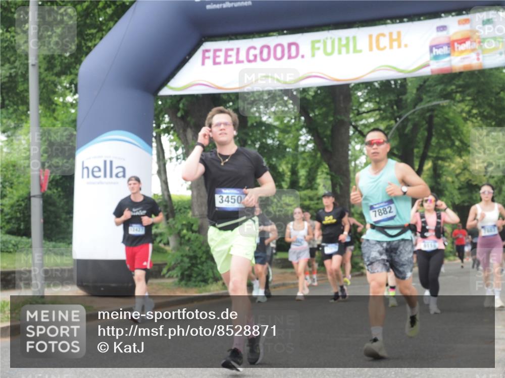 29.06.2025 - hella hamburg halbmarathon KatJ http://msf.ph/oto/8528871 29.06.2025 11:04:52 Zwischen KM18-KM19 3450, 5597, 7882, 7883 meine-sportfotos.de