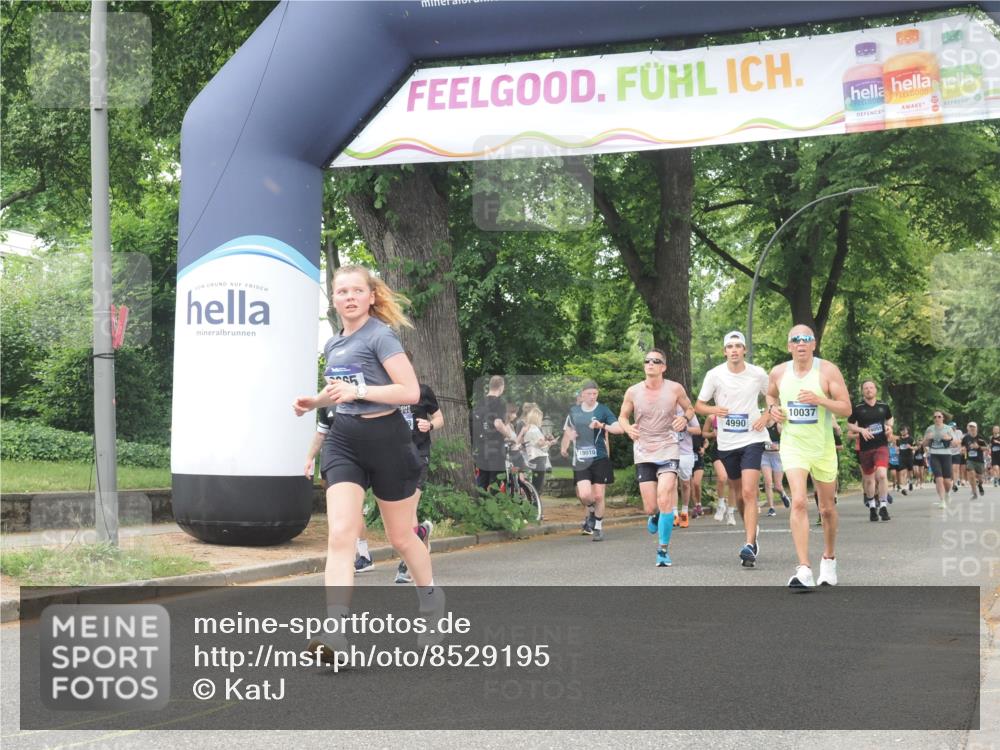 29.06.2025 - hella hamburg halbmarathon KatJ http://msf.ph/oto/8529195 29.06.2025 11:05:07 Zwischen KM18-KM19 3026, 4990, 8665 meine-sportfotos.de