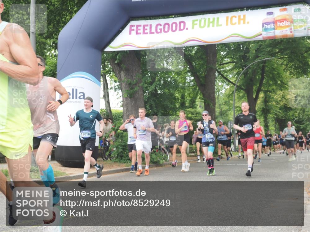 29.06.2025 - hella hamburg halbmarathon KatJ http://msf.ph/oto/8529249 29.06.2025 11:05:10 Zwischen KM18-KM19 4990, 8665 meine-sportfotos.de